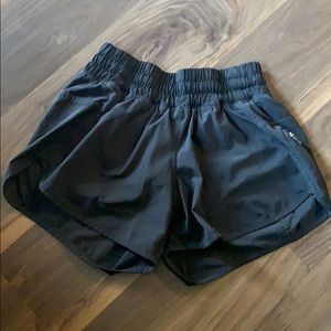 Lululemon Women’s Tracker Short 4” - Size 4